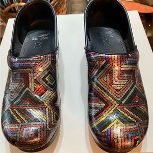 Women’s sz 39 Dansko nursing clogs